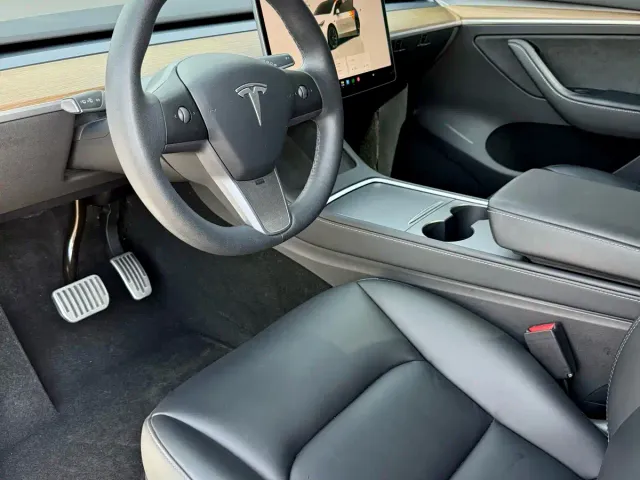 Tesla Model Y — Фото автомобиля 8