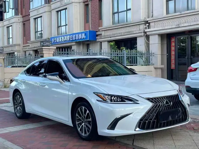 Lexus ES — Фото автомобиля 3