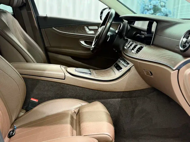 Mercedes-Benz E-Class — Фото автомобиля 6