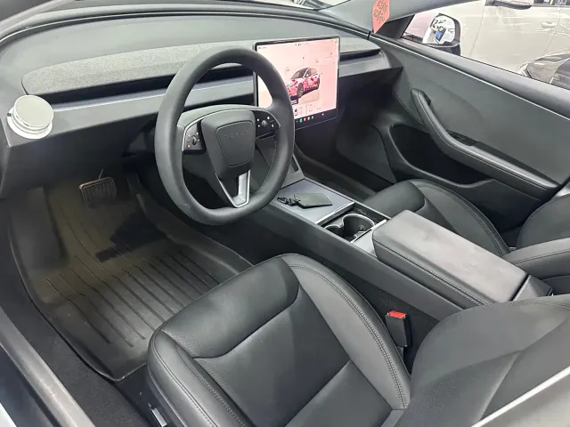 Tesla Model 3 — Фото автомобиля 7