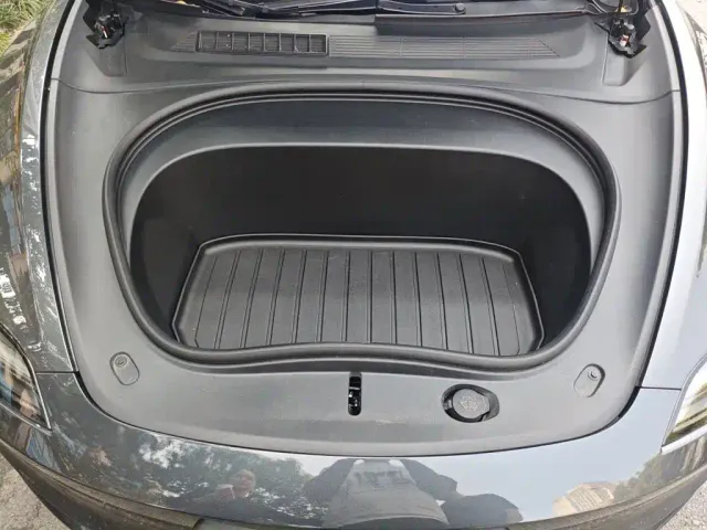 Tesla Model 3 — Фото автомобиля 16