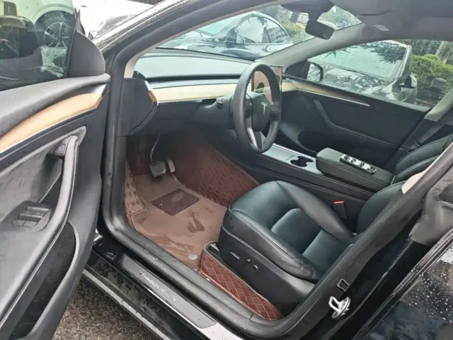Tesla Model Y — Фото автомобиля 15