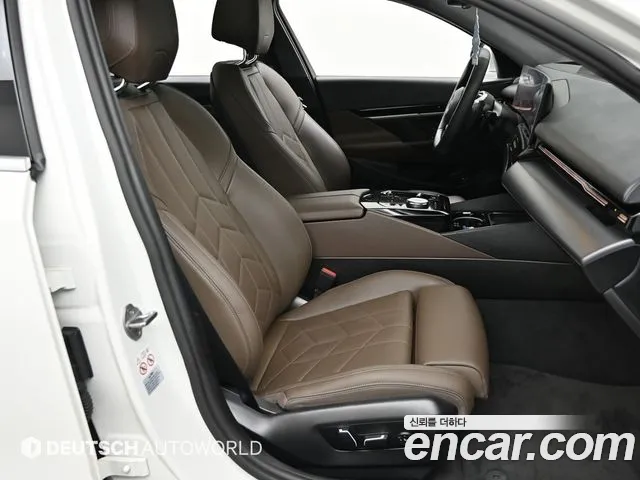 BMW 5 Series G60 — Фото автомобиля 10