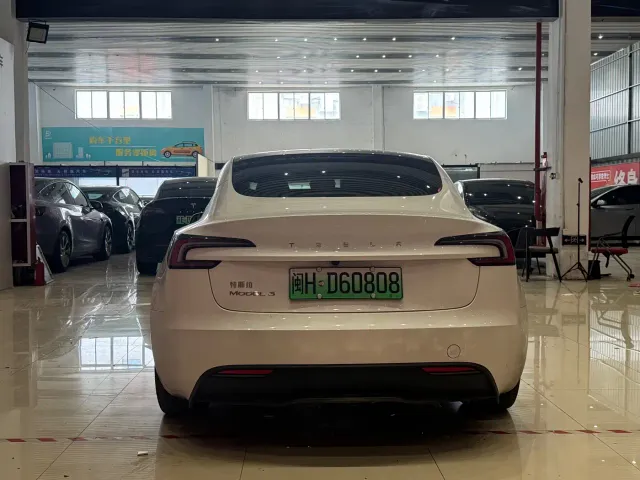 Tesla Model 3 — Фото автомобиля 5