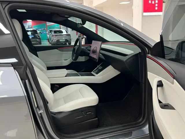 Tesla Model Y — Фото автомобиля 10