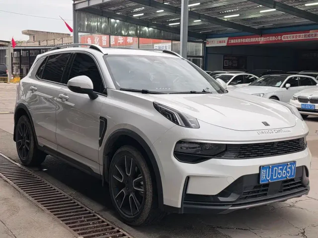 Lynk & Co 01 — Фото автомобиля 3