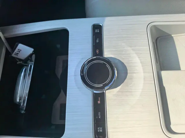 Geely Galaxy E8 — Фото автомобиля 14