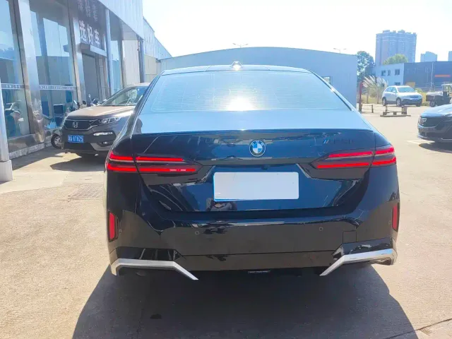 BMW 5 Series — Фото автомобиля 9
