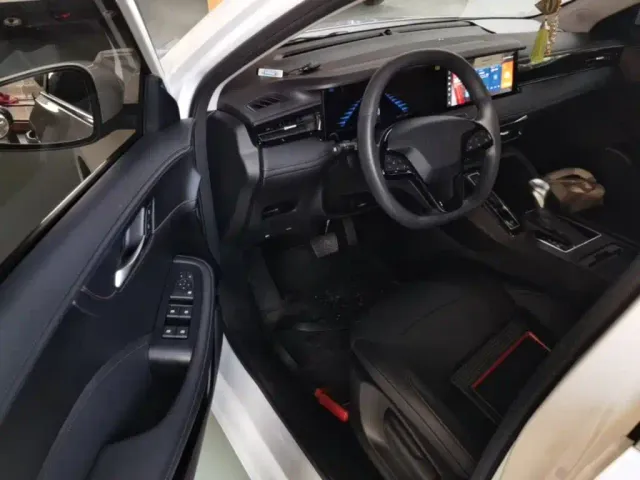 Roewe i5 — Фото автомобиля 15