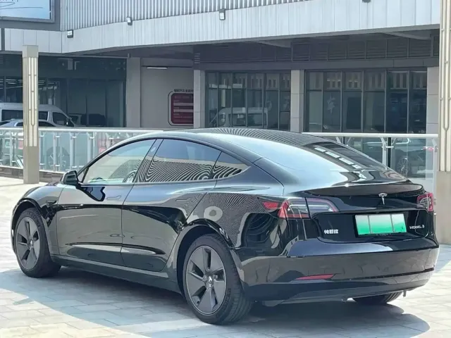 Tesla Model 3 — Фото автомобиля 8