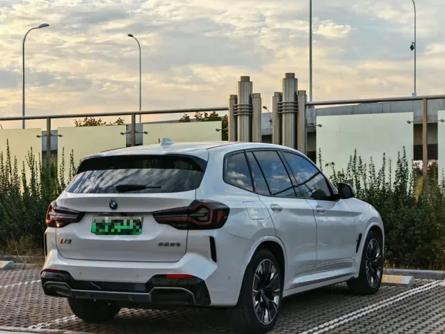 BMW iX3 — Фото автомобиля 5