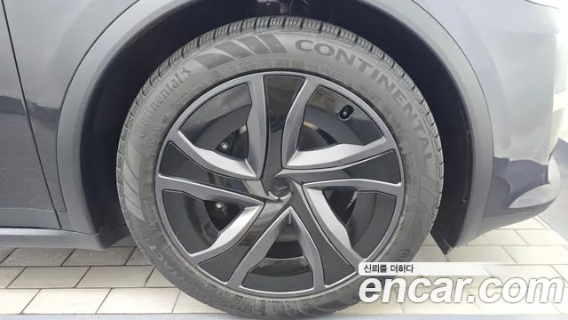 Tesla Model X — Фото автомобиля 6