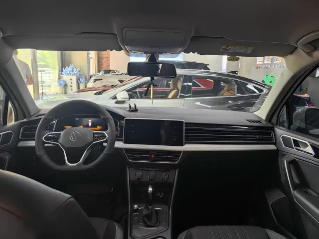 Volkswagen Tiguan L — Фото автомобиля 13