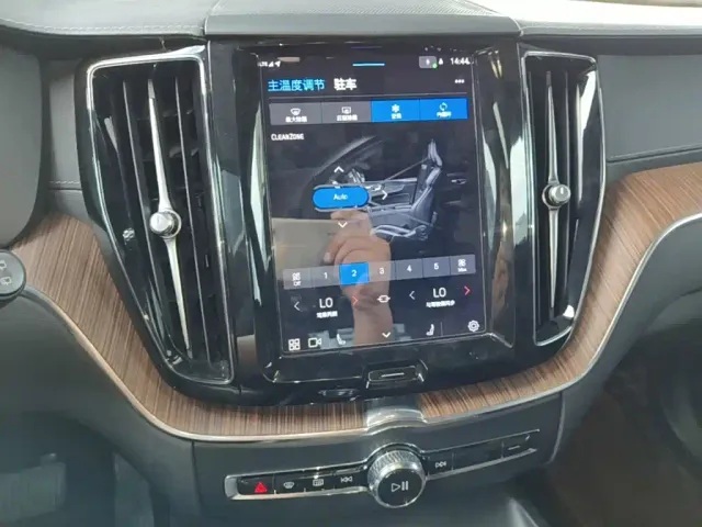 Volvo XC60 — Фото автомобиля 12