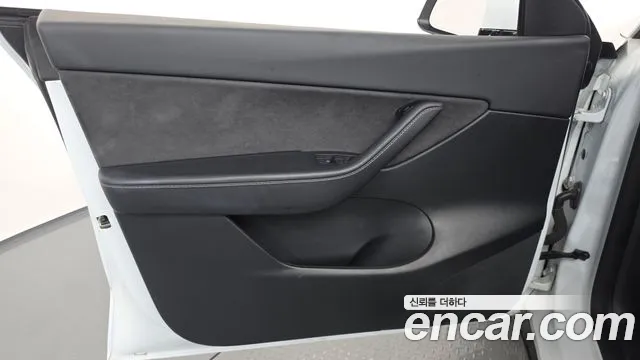 Tesla Model Y — Фото автомобиля 23