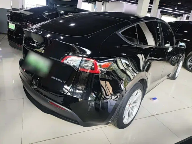 Tesla Model Y — Фото автомобиля 6