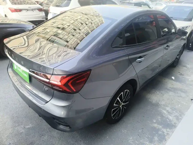 Roewe i5 — Фото автомобиля 6