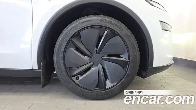 Tesla Model Y — Фото автомобиля 6