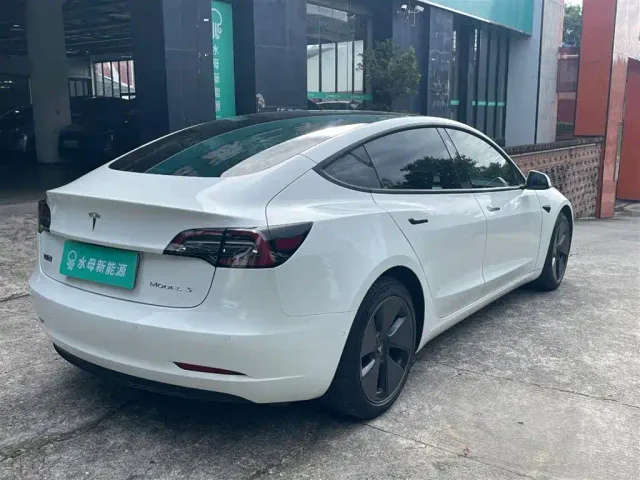 Tesla Model 3 — Фото автомобиля 14
