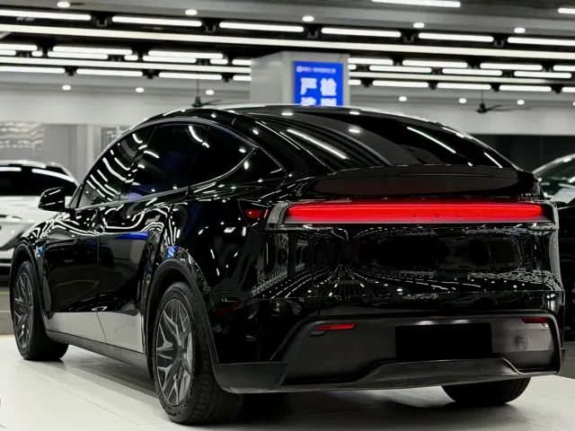Tesla Model Y L — Фото автомобиля 4