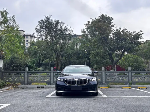 BMW 5 Series — Фото автомобиля 2
