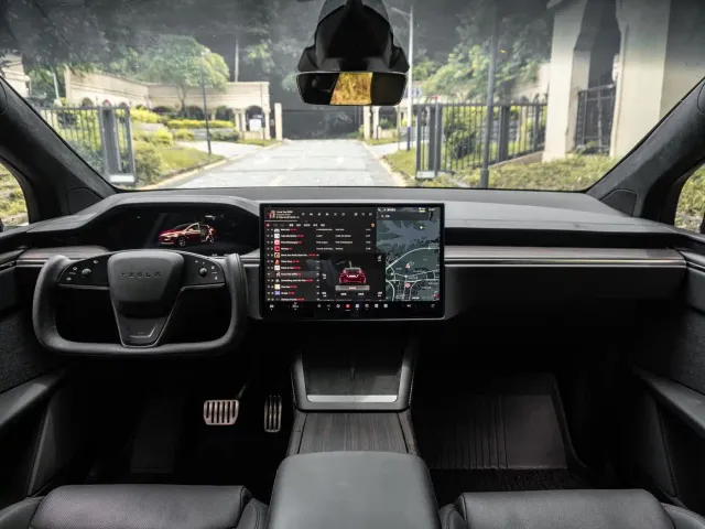 Tesla Model X — Фото автомобиля 11