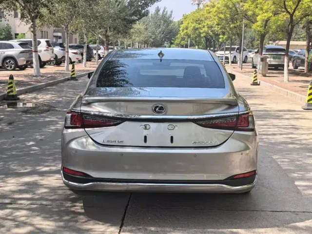Lexus ES — Фото автомобиля 8