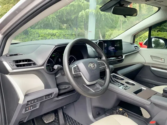 Toyota Sienna — Фото автомобиля 10