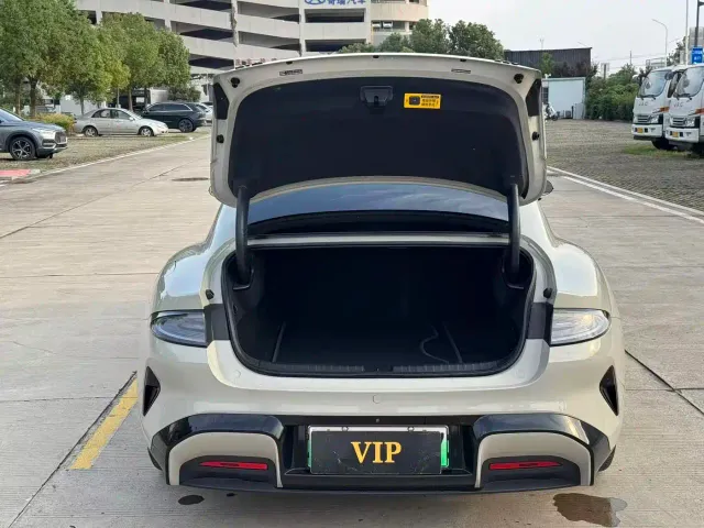 Xiaomi SU7 — Фото автомобиля 13