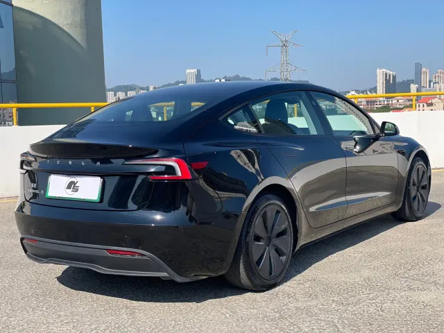 Tesla Model 3 — Фото автомобиля 5