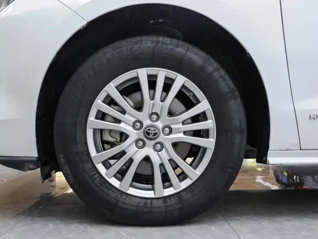 Toyota Sienna — Фото автомобиля 5