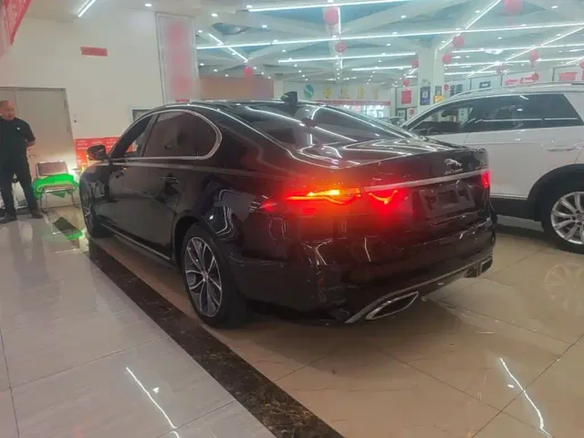 Jaguar XFL — Фото автомобиля 4