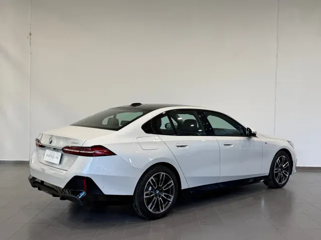 BMW 5 Series — Фото автомобиля 4