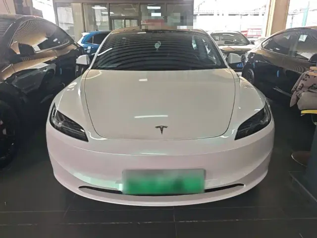 Tesla Model 3 — Фото автомобиля 2