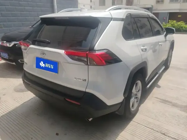 Toyota RAV4 — Фото автомобиля 3
