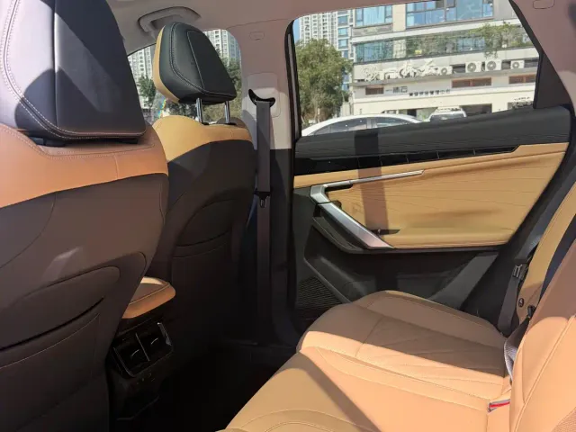 Geely Boyue L — Фото автомобиля 10