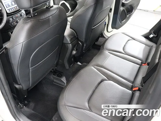 Jeep Renegade — Фото автомобиля 10