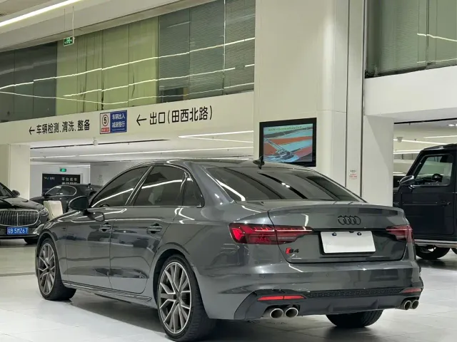 Audi S4 — Фото автомобиля 14