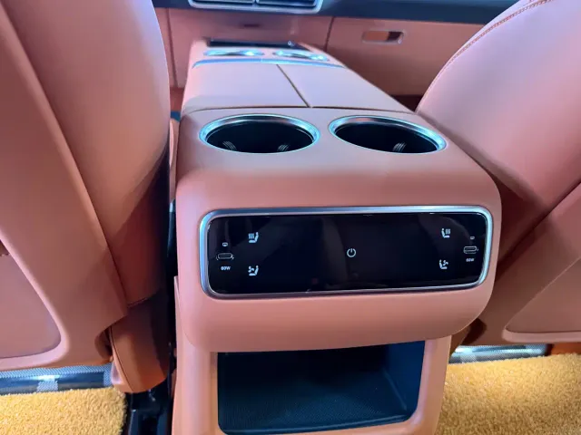 Li Auto L8 — Фото автомобиля 12