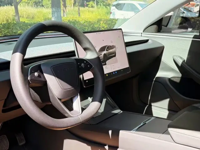 Tesla Model 3 — Фото автомобиля 14