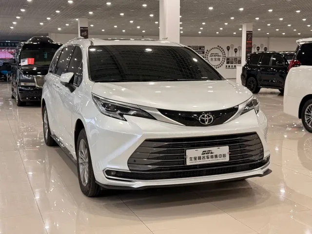 Toyota Sienna — Фото автомобиля 12