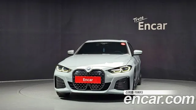 BMW i4 — Фото автомобиля 3