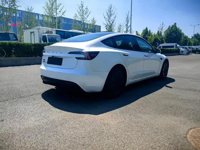 Tesla Model 3 — Фото автомобиля 3