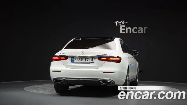Mercedes-Benz E-Class — Фото автомобиля 4