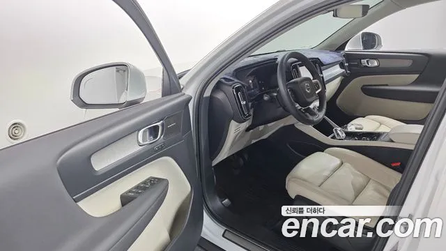Вольво XC40 B4 Ultimate Bright — Фото автомобиля 12