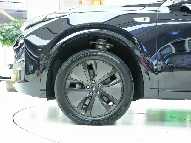 Li Auto L8 — Фото автомобиля 20
