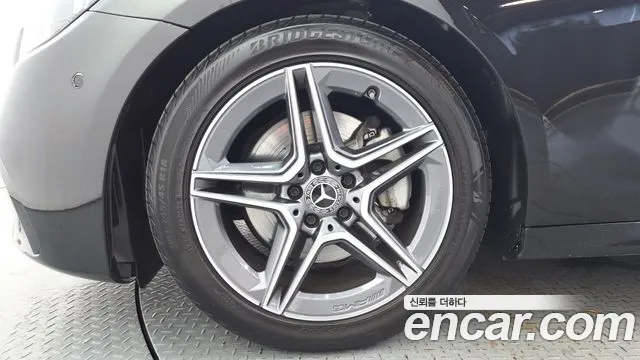 Mercedes-Benz E-Class — Фото автомобиля 4