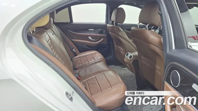 Mercedes-Benz E-Class — Фото автомобиля 16