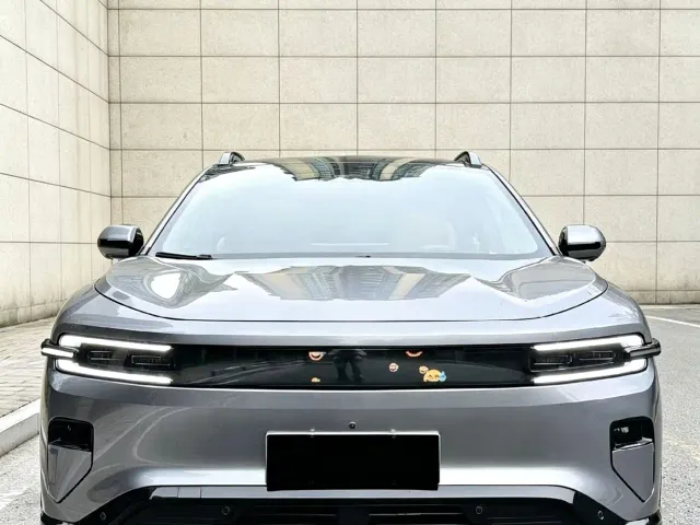 Changan Qiyuan E07 — Фото автомобиля 2