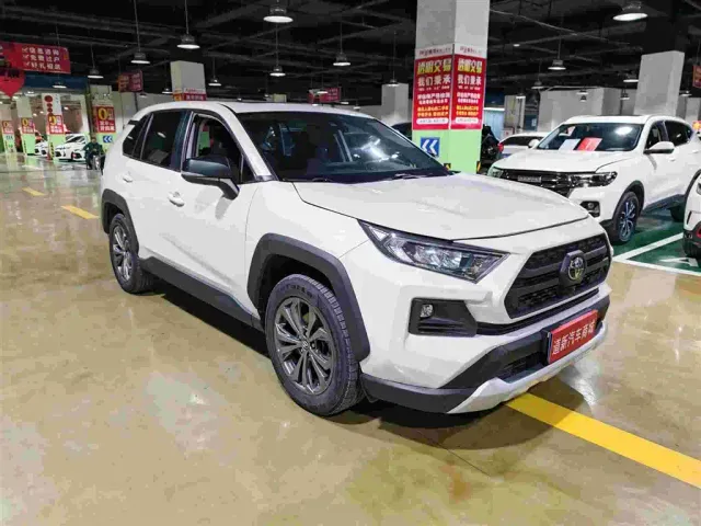 Toyota RAV4 — Фото автомобиля 3